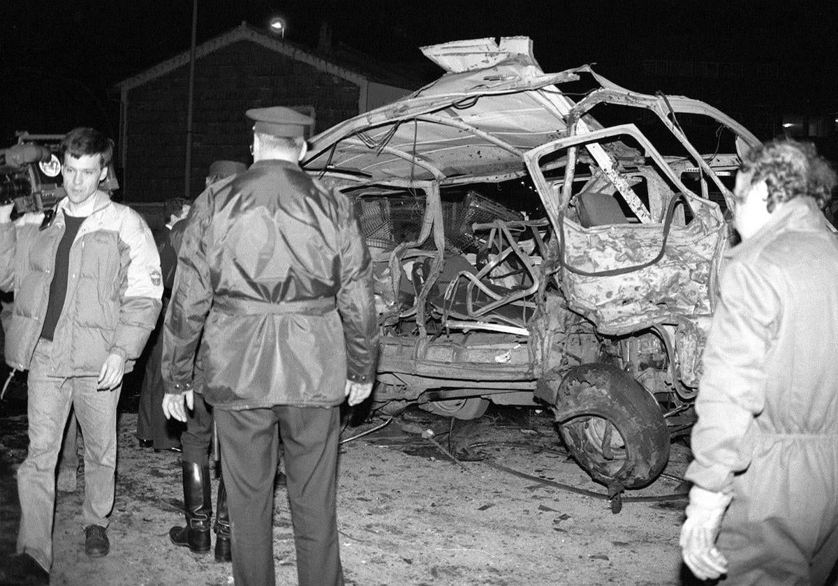 La furgoneta de la Policía Nacional quedó completamente destrozada en el atentado.