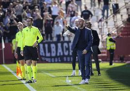 José Alberto da instrucciones a sus futbolistas en Albacete.