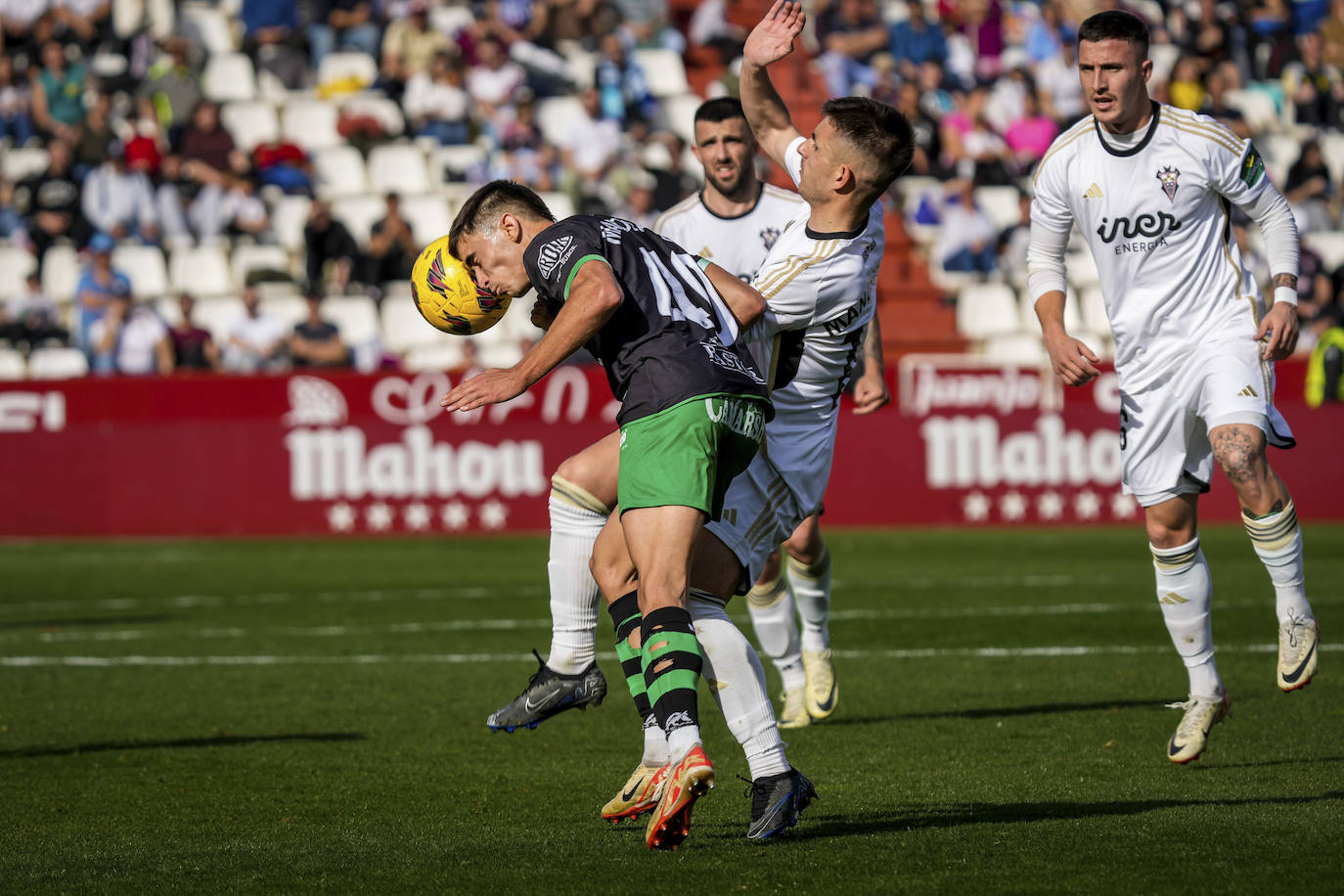 Mario García cabecea un balón dividido. 