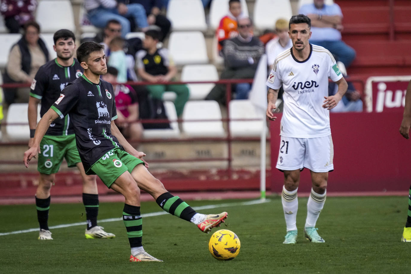 Mario García pasa el balón hacia el centro. 