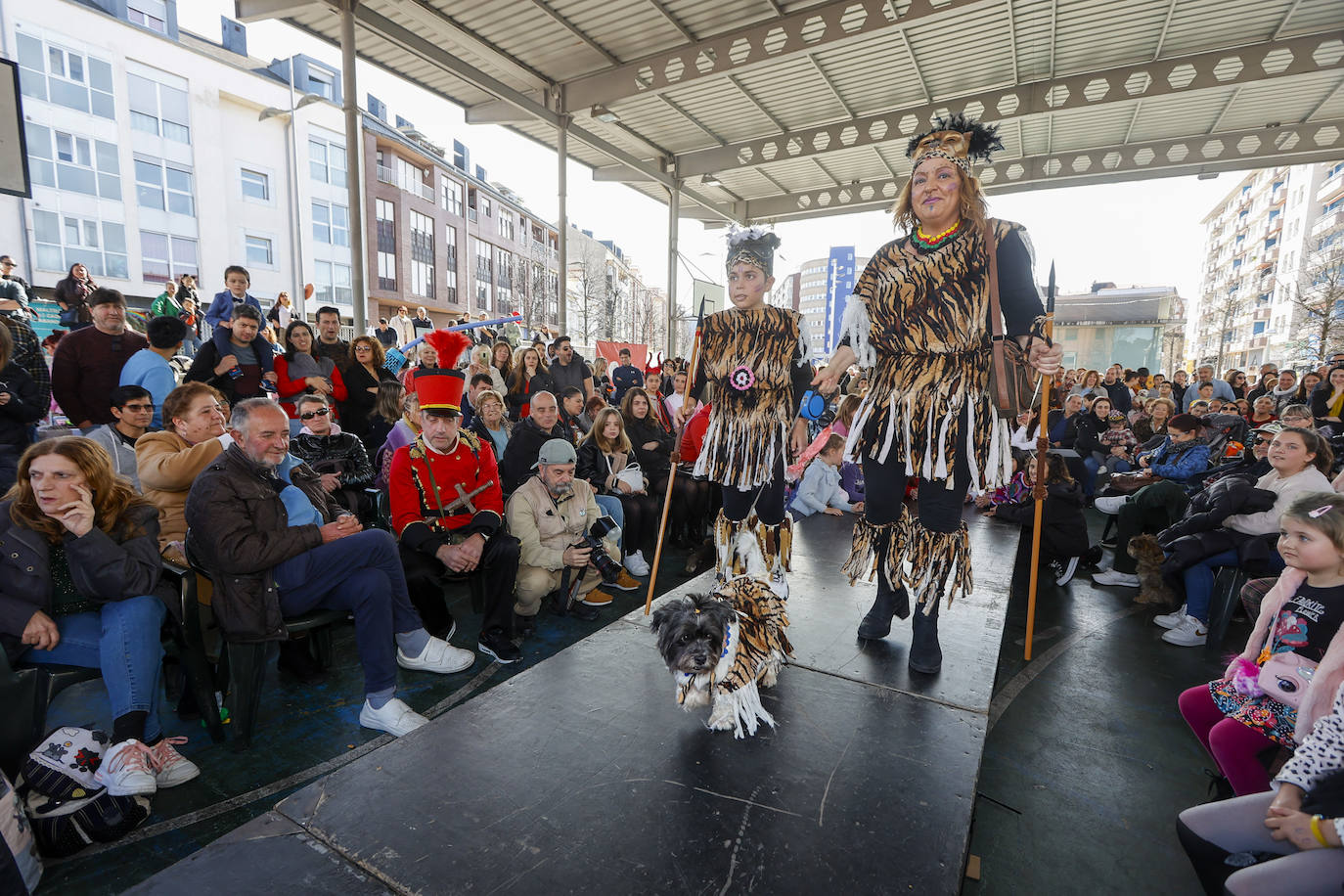 Los perros se unen al Carnaval y desfilan en Torrelavega