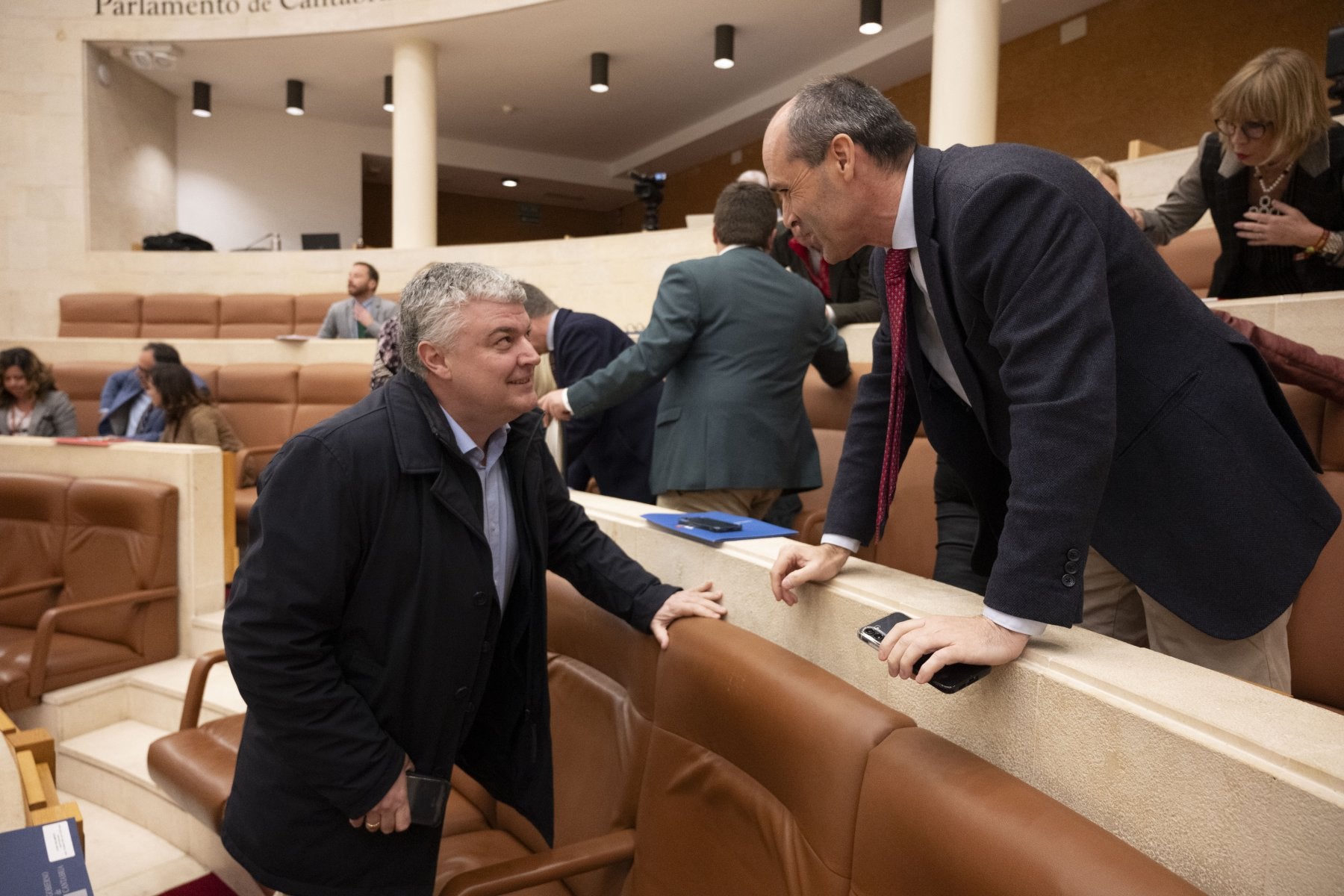 El consejero de Economía, Luis Ángel Agüeros, charla con el portavoz del PP, Juan José Alonso.