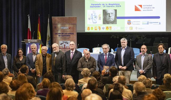 Saiz Viadero, en el centro. rodeado de autoridades y miembros de la Sociedad Cántabra de Escritores.