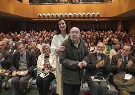 José Ramón Saiz Viadero tras recibir la Estela de Oro, ante un Paraninfo de la Magdalena lleno para la ocasión