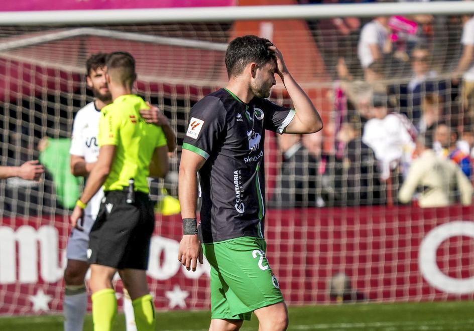 Un jugador verdiblanco se lamenta tras finalizar el partido.