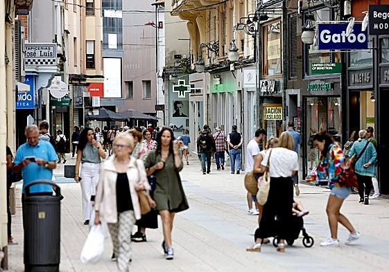 Vecinos caminan por las calles de Torrelavega, en una imagen de archivo.