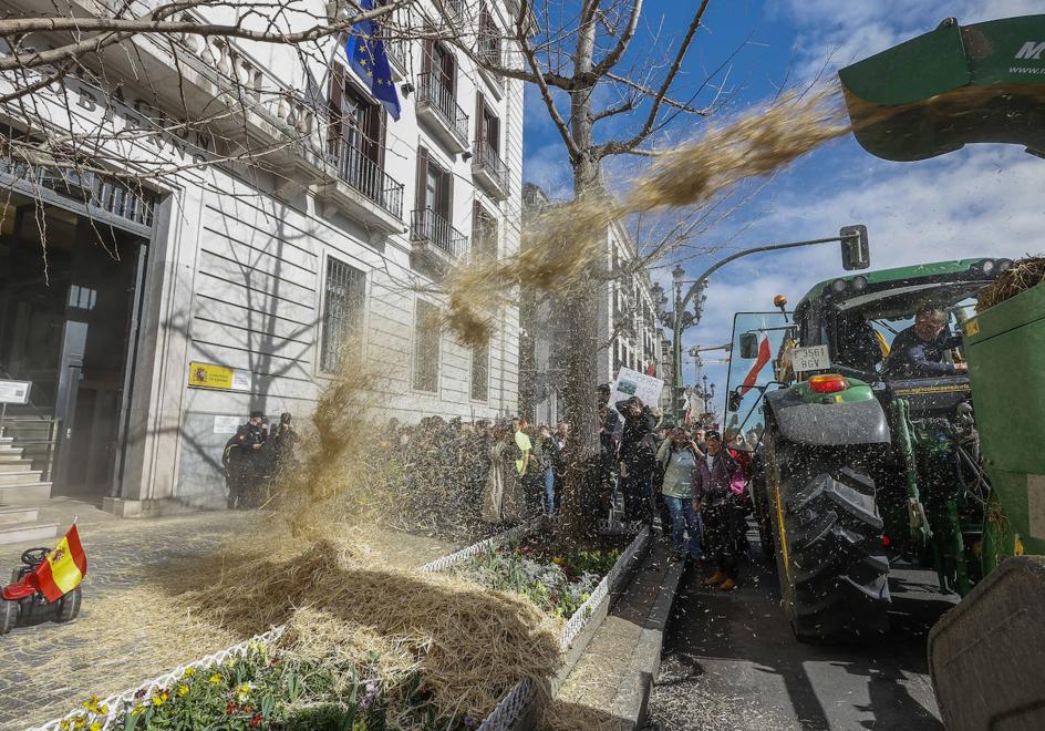 Los agricultores concentrados en Santander lanzaron paja frente a la sede de Delegación de Gobierno.