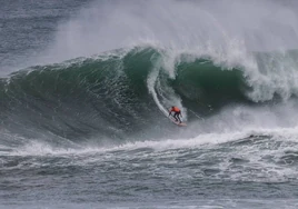 Uno de los participantes en la edición del pasado año doma una ola gigante en Santander