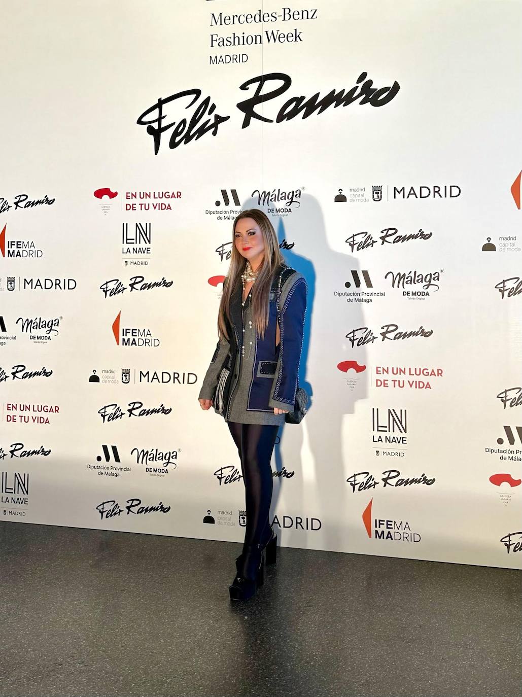 La influencer y creadora de contenido, Laura González, con vestido desestructurado de la colección Studio Límited Edition de Zara combinado con sandalias de Prada y bolso Chanel vintage.