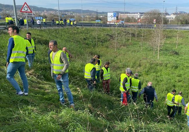 Los manifestantes de Colindres se retiran ante la llegada de más agentes de la Guardia Civil, que intentan impedir que se repitan los cortes.