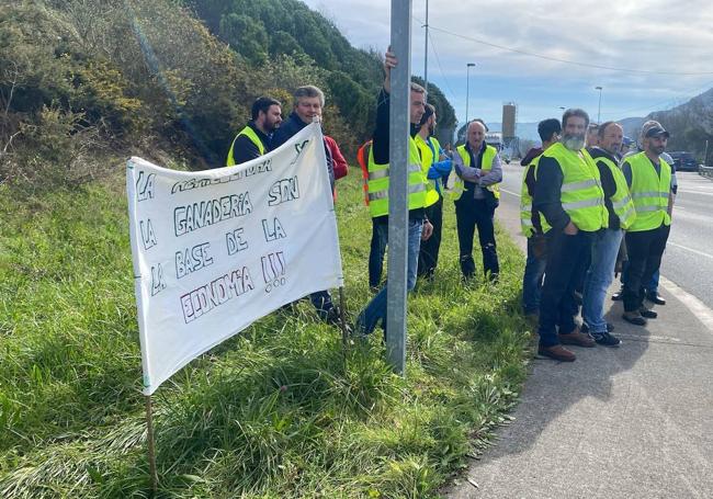 Algunos de los ganaderos que se han sumado a pie a la protesta junto a la carretera en Colindres.