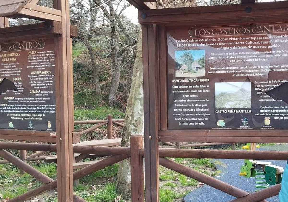 Destrozos en los paneles explicativos del parque de partida hacia los castros del Dobra.