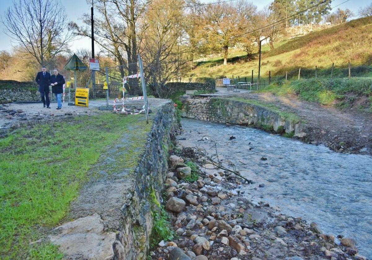 Media y Cobo en su visita a las obras del puente de Penías.