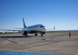 Un avión de Ryanair en el Seve Ballesteros.