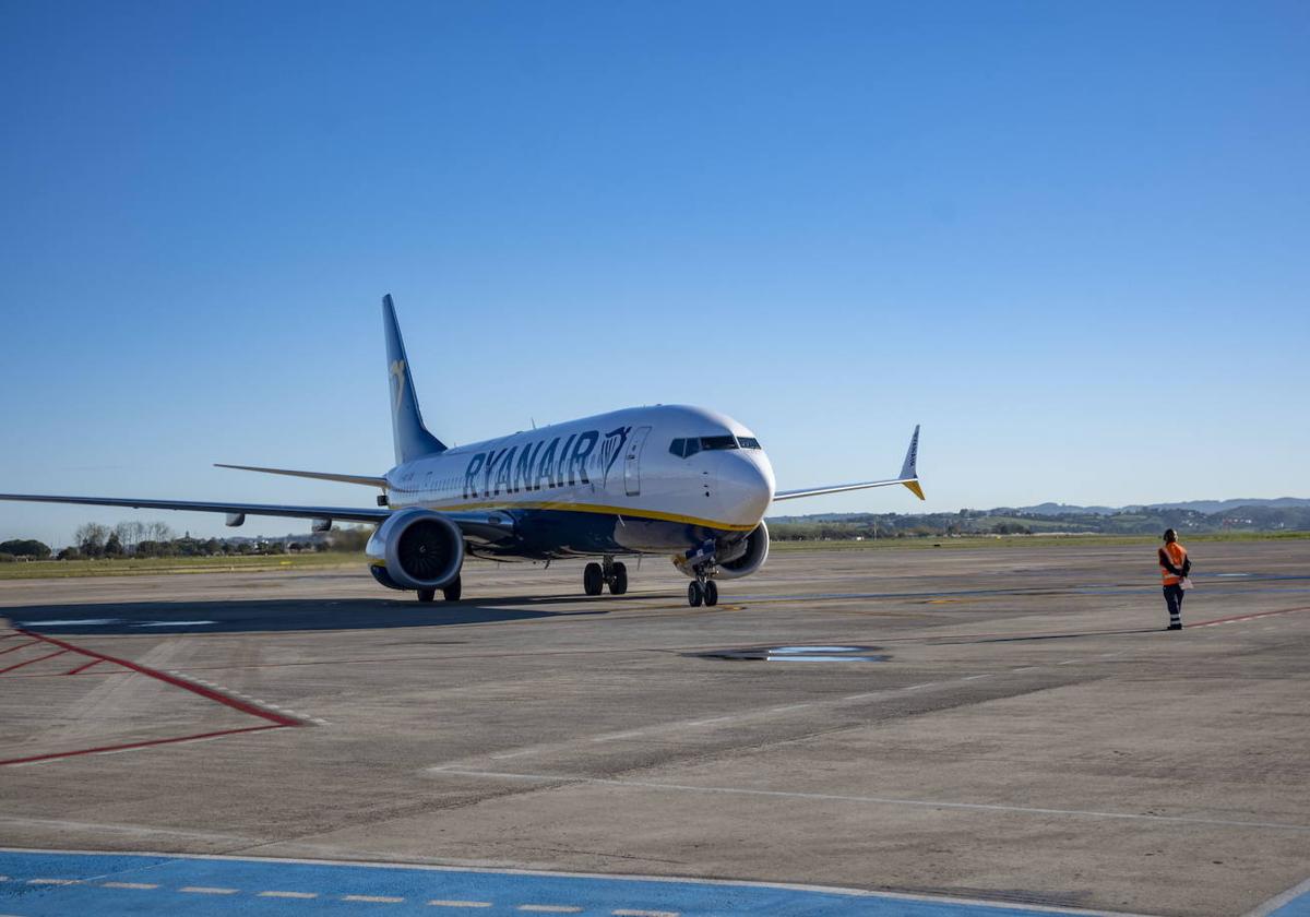 Un avión de Ryanair en el Seve Ballesteros.