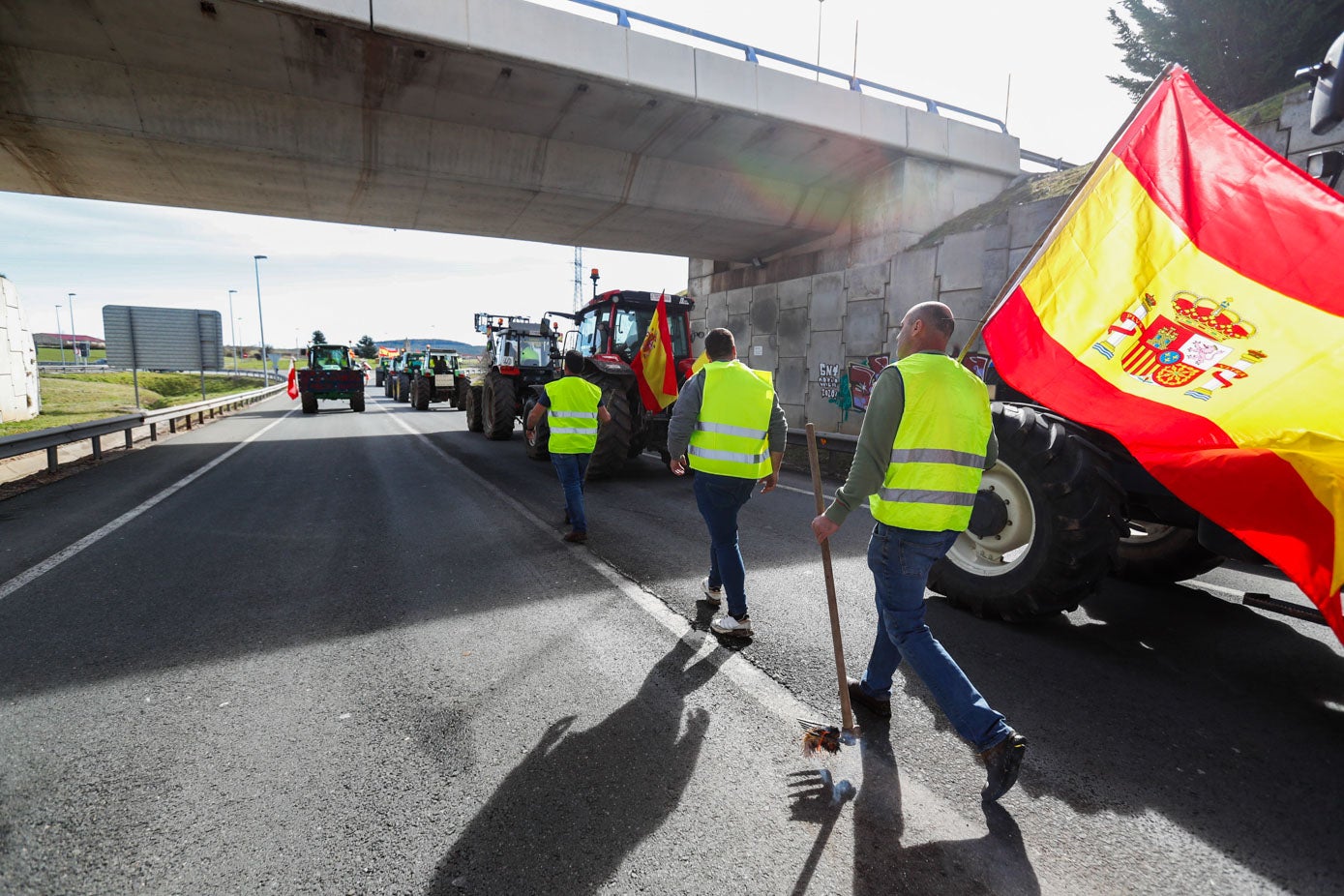 Finalmente, en Reinosa, interrumpieron el tráfico en la A-67 en dos tiempos: media hora primero y 15 minutos en una segunda fase y tuvieron tomada la salida 136 unas dos horas.