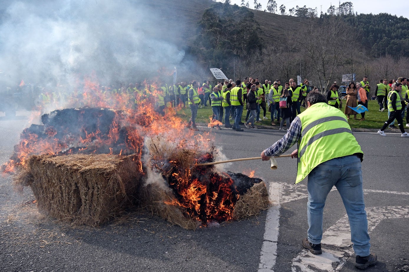 Los ganaderos quemaron varias balas de paja, al igual que en Reinosa