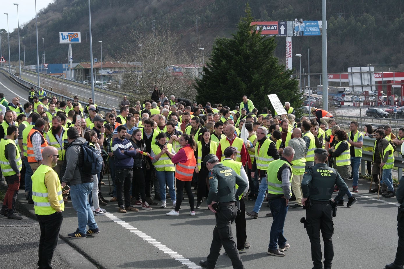 A las 13.10 horas, la tensión crece en Unquera con cada vez más manifestantes y mayor presencia de la Guardia Civil, que advierte a los manifestantes por cortar la A-8