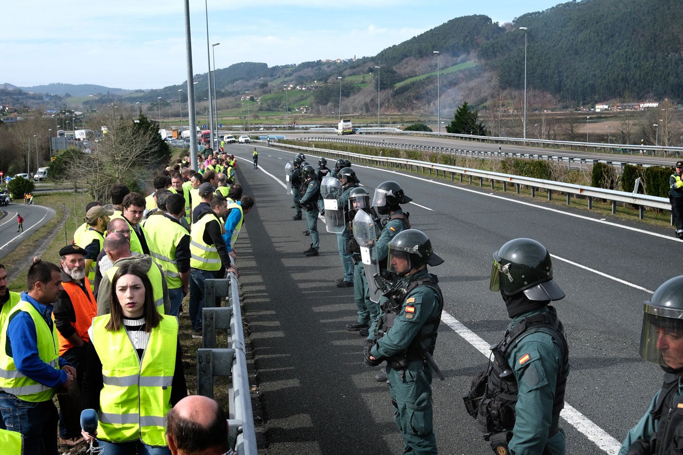 En Unquera también se logró bloquear un rato la A-8 aunque lo que realmente colpasaron fueron las dos rotondas de la salida 272