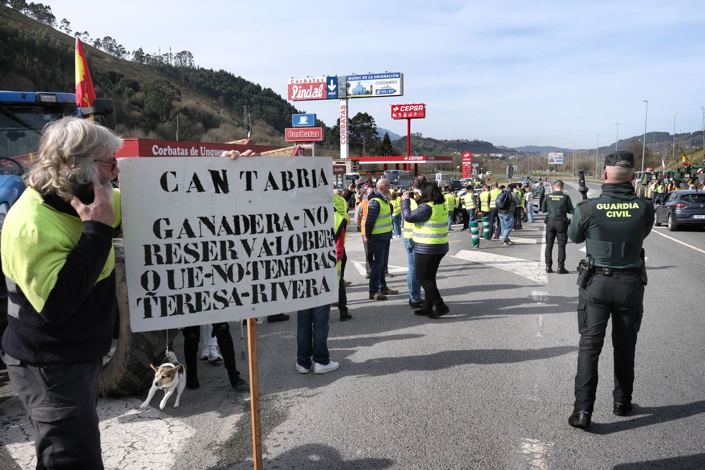 Los ganaderos y agricultores se concentran en los accesos a la autovía A-8 en Unquera