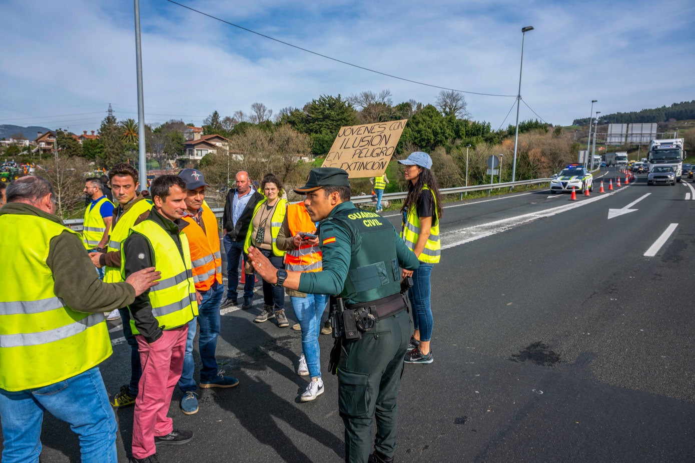 Tras cortar la carretera Nacional, los manifestantes han decidido pasar a la acción y acceder a la A-8, que a veinte minutos de las dos de la tarde ha estado cerrada en dirección Santander.