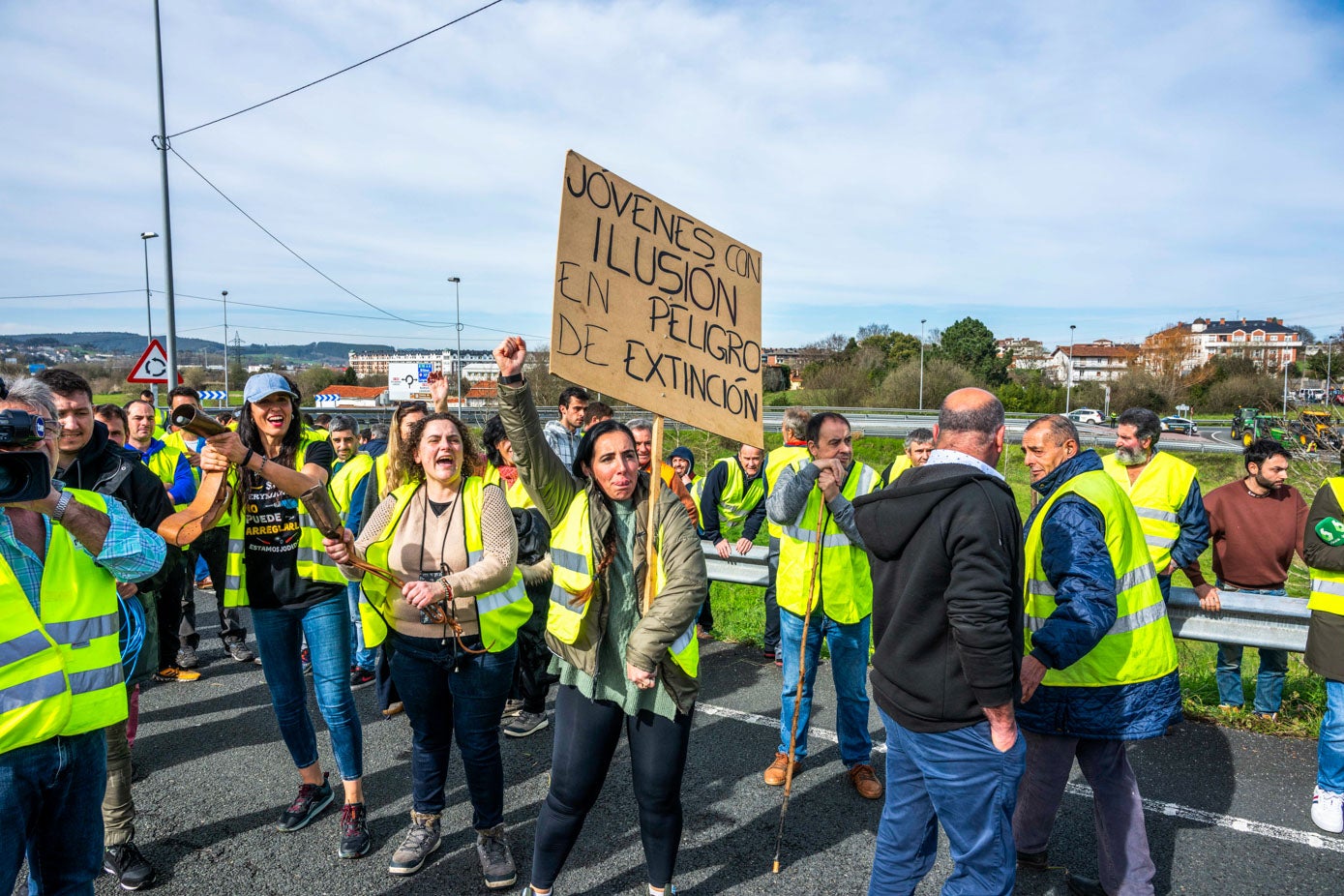 El campo lleva sus protestas a las autovías cántabras