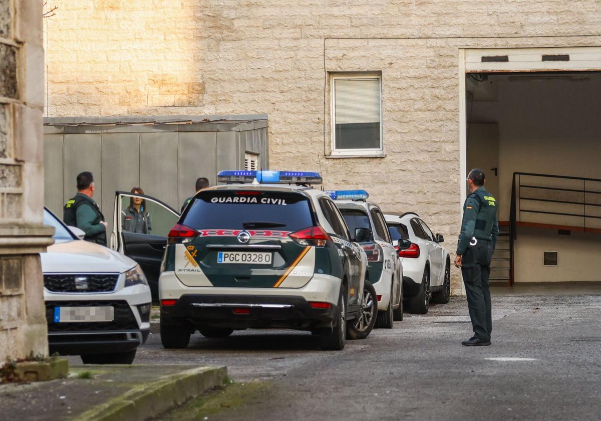 Imagen de los detenidos, en el interior de un vehículo de la Guardia Civil, antes de ir a prisión.