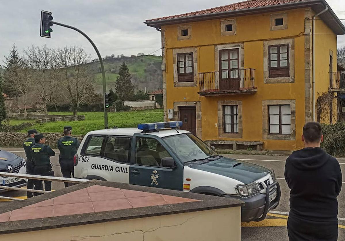 La Guardia Civil de Selaya y un miembro de la empresa Antiokupa Norte frente a la vivienda.