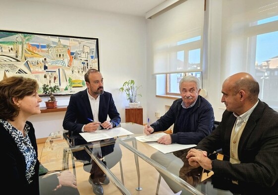 María José Cabo, Javier López Estrada, Joaquín Navamuel Saiz y Tomás Castillo, durante la firma del convenio.