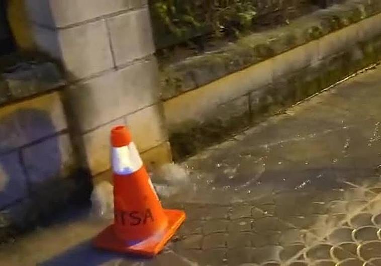 El agua salía a borbotones por las aceras del barrio.