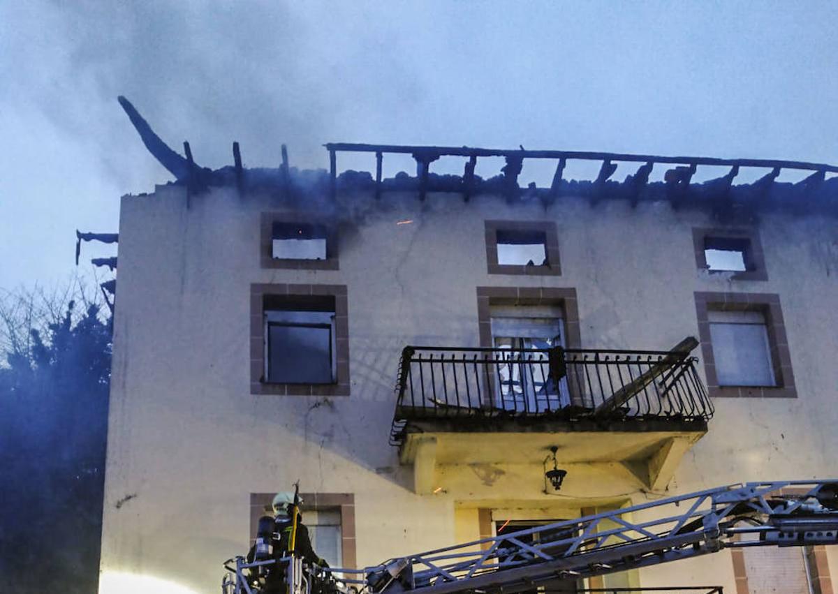 Imagen secundaria 1 - Un incendio calcina el Mesón Pasapoga de Colindres