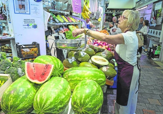 Una trabajadora de una frutería del Mercado de la Esperanza.