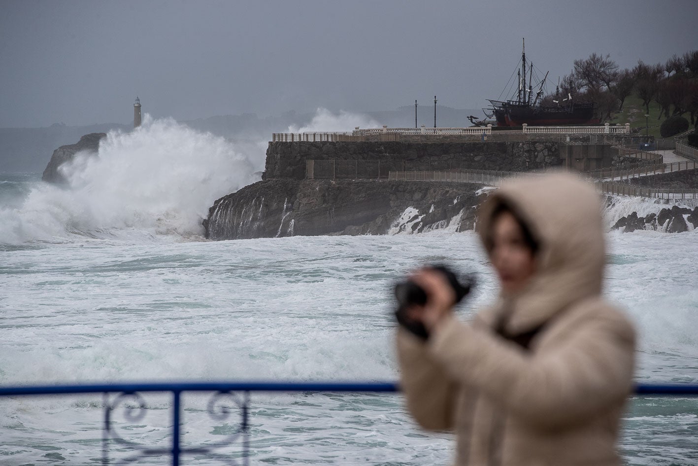 Un clásico de los temporales en Santander: grandes olas en la isla de Mouro y la península de La Magdalena.