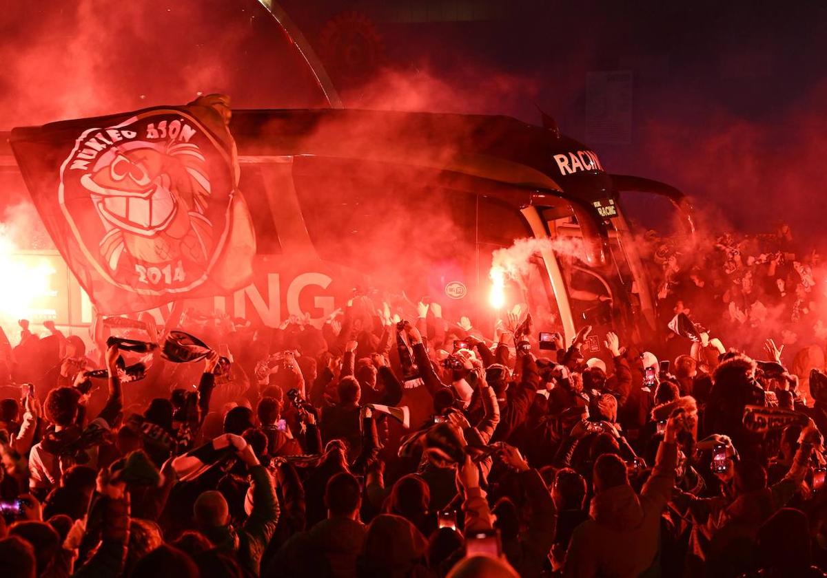 Recibimiento de la hinchada el pasado día 11, antes del partido ante el Espanyol, que terminó con victoria cántabra por 2-0.