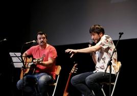 Pablo Moro y Pedro Zuazua contarán y cantarán historias de gatos en un mano a mano que tendrá lugar en la librería Gil.