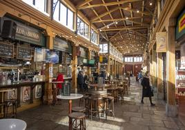 Interior del Mercado del Este, en pleno centro de Santander, con los negocios de hostelería y las mesas para degustar los distintos productos que se ofrecen.