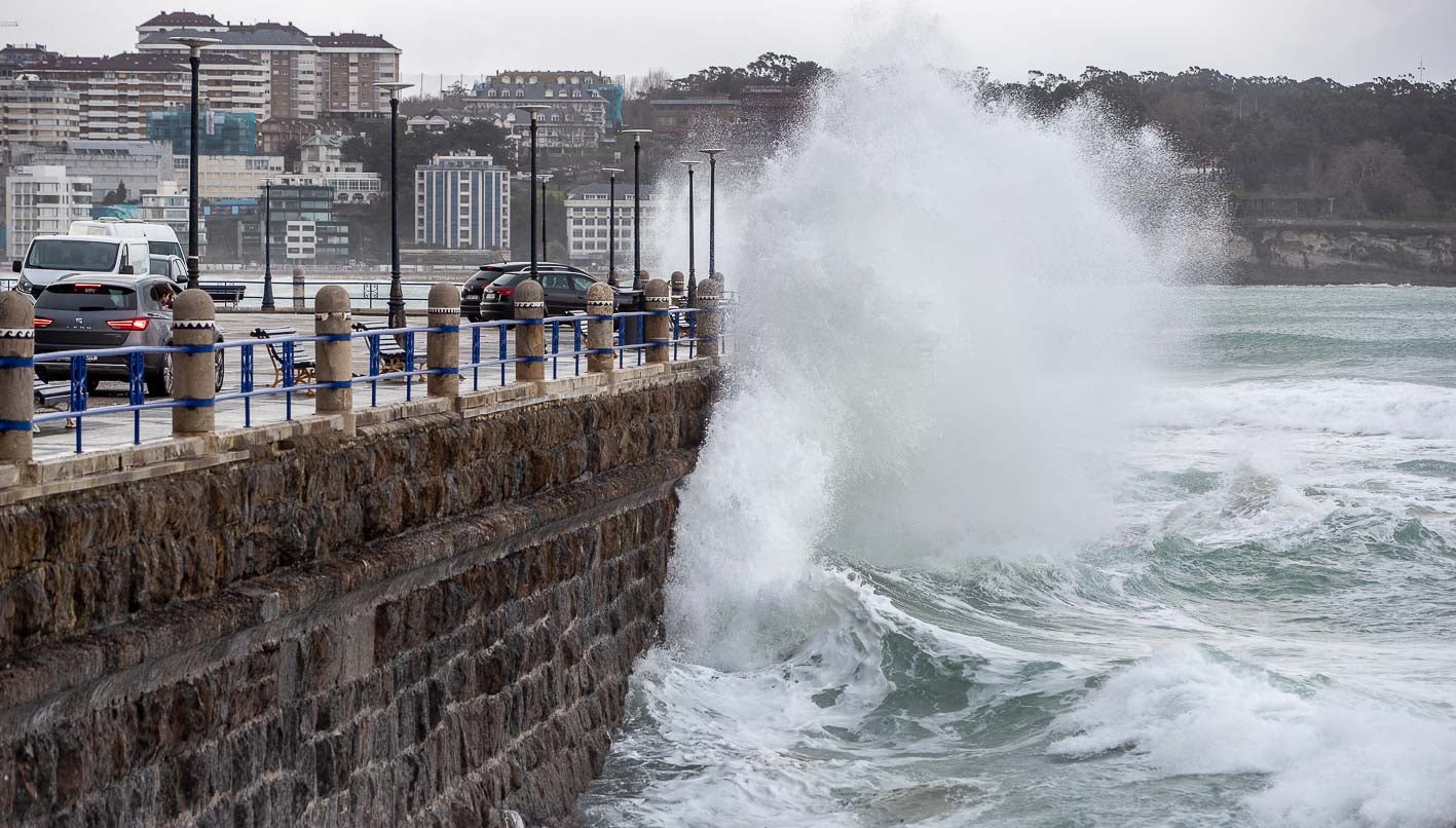 Los curiosos se acercaron a la playa para ver el temporal.