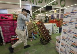 Un trabajador dentro del recinto de Mercasantander.