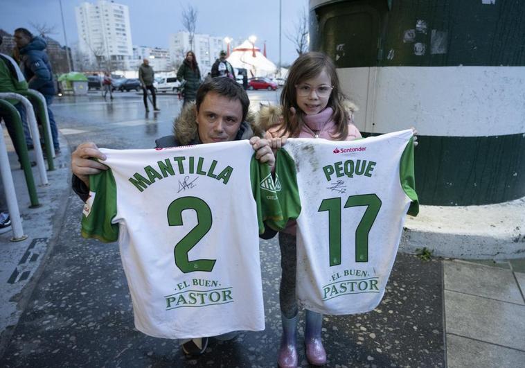 Padre e hija se llevaron para casa las camisetas de dos de los protagonistas de este sábado, Peque y Álvaro Mantilla.