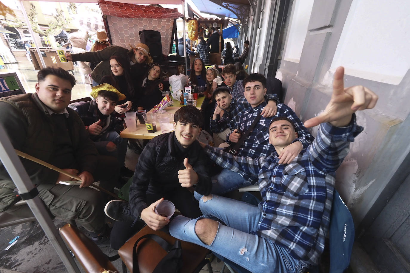 Las generaciones más jóvenes viven a tope esta fiesta que pone el colofón al carnaval. 