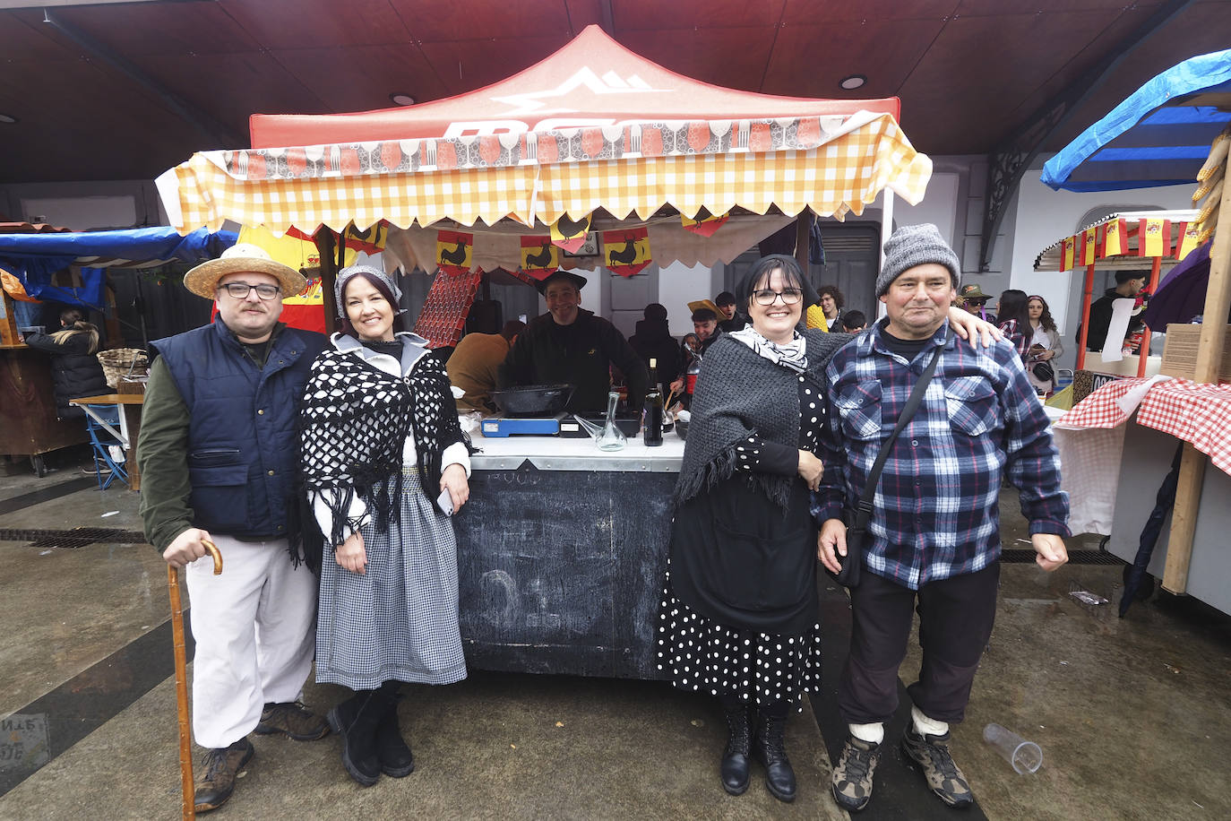 Vecinos de todas las edades se han echado a la calle para disfrutar del ambiente festivo. 