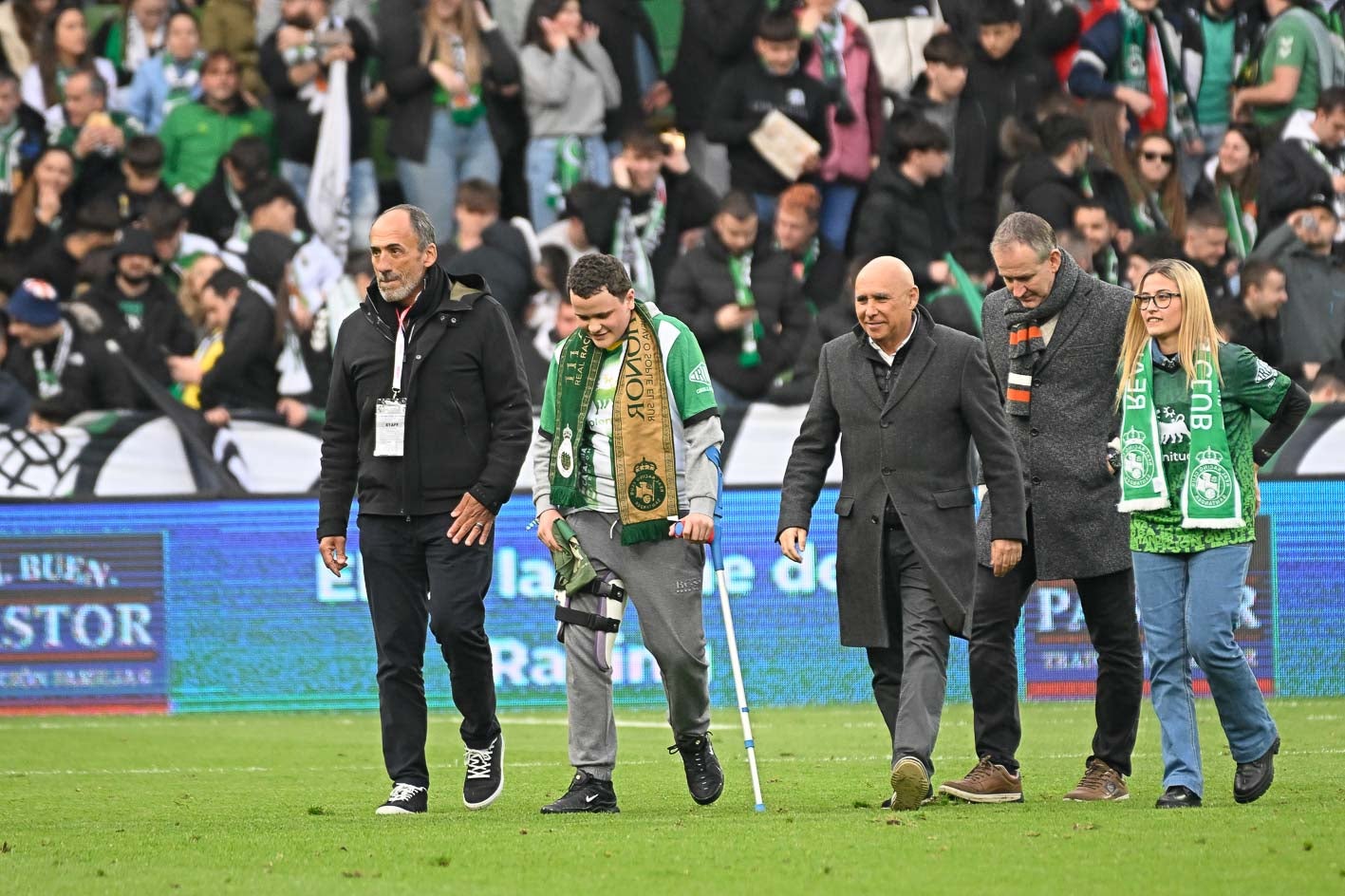 Sebastián Ceria, Manolo Higuera y César Anievas acompañaron al joven Marcos Muñoz, que recibió el cariño de los Campos de Sport.