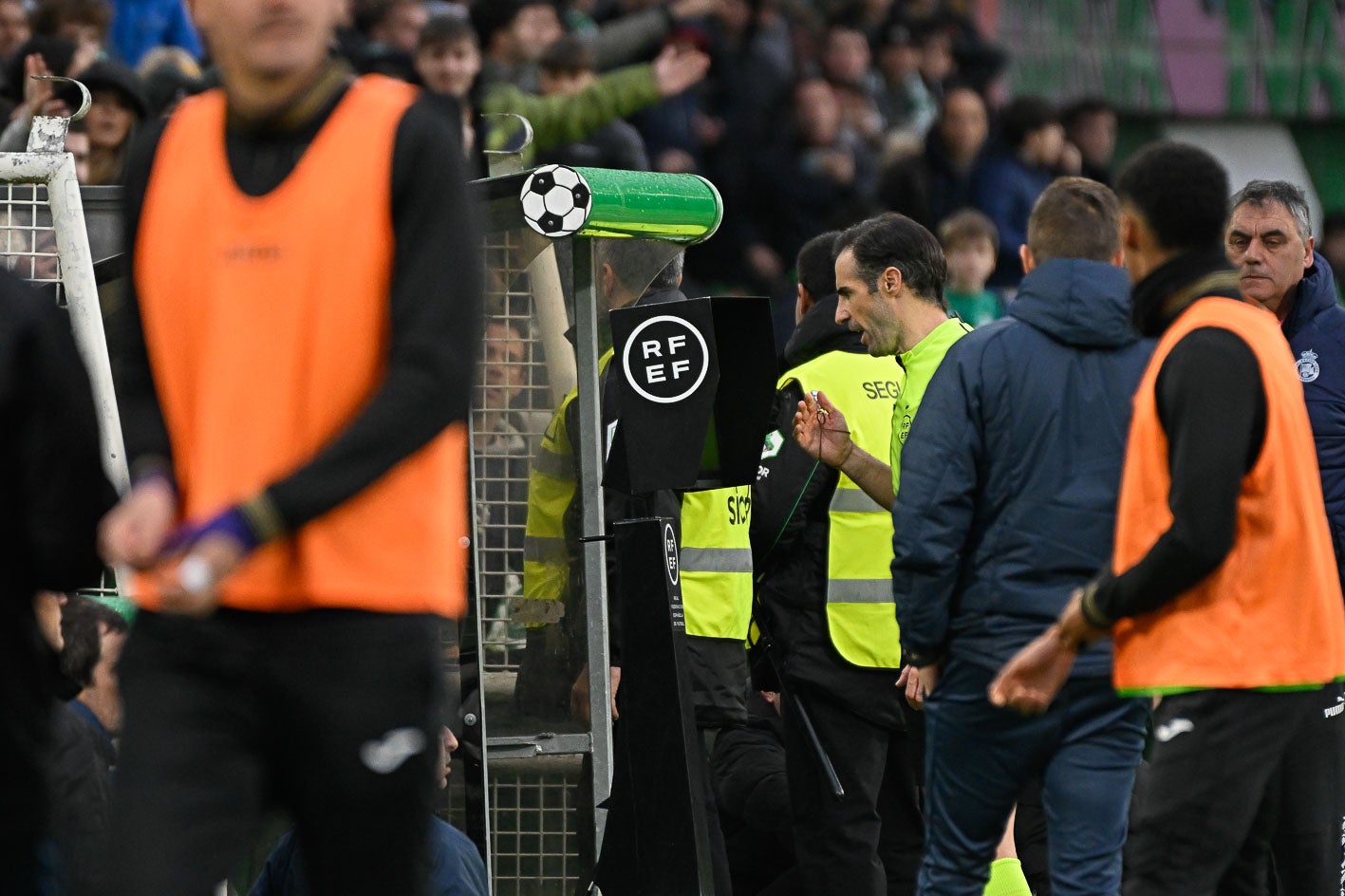 El árbitro analiza en el VAR la jugada del penalti. 