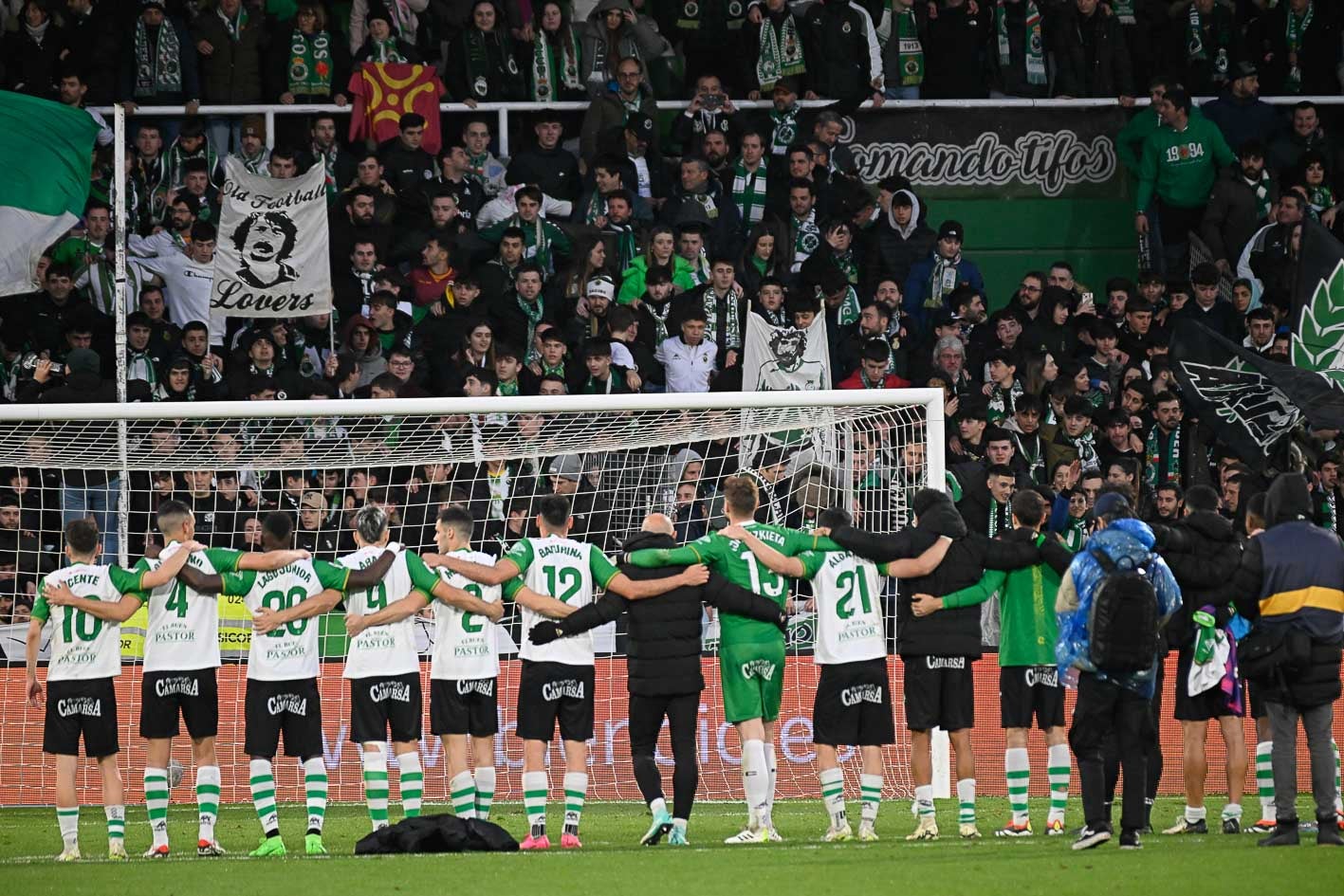 Los jugadores del Racing celebran el triunfo ante La Gradona. 