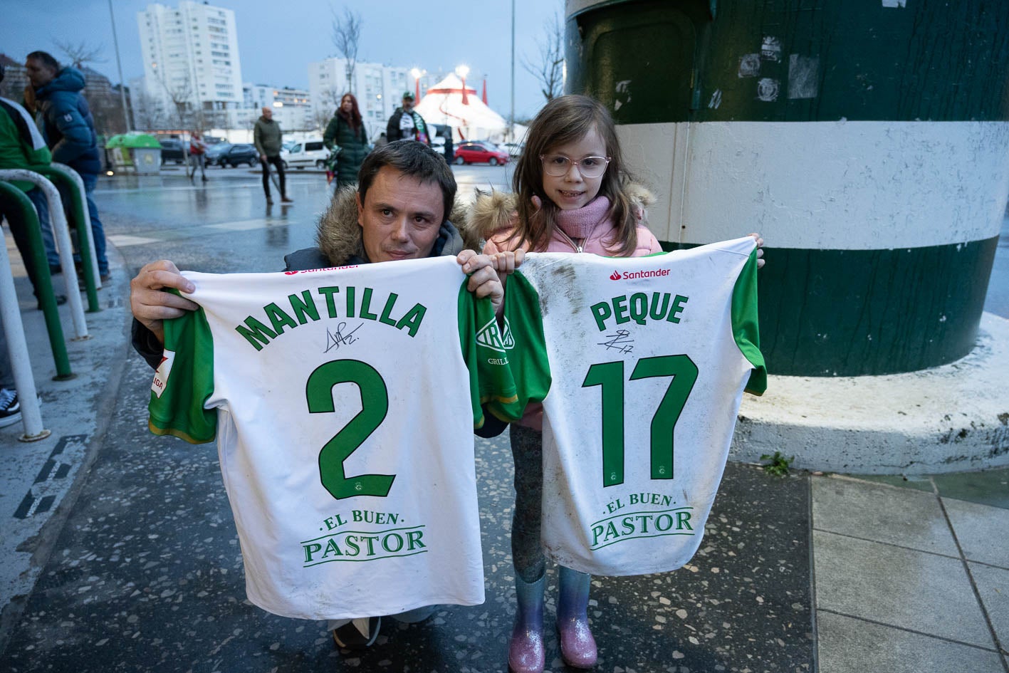 Dos aficionados, con las camisetas compradas de Mantilla y Peque. 