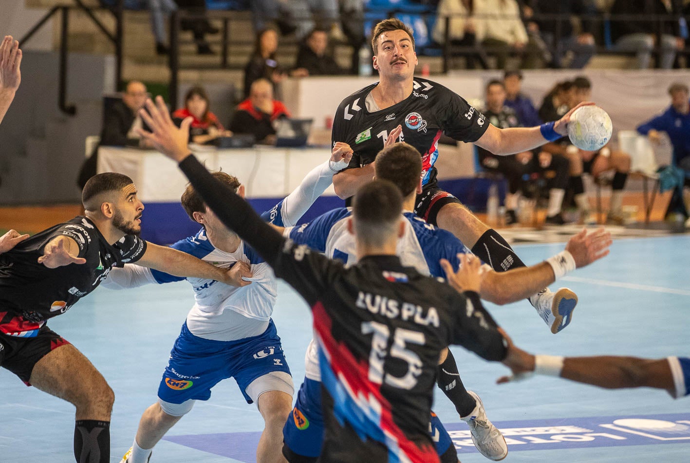 Lukas Böhm lleva la pelota en una jugada del encuentro.