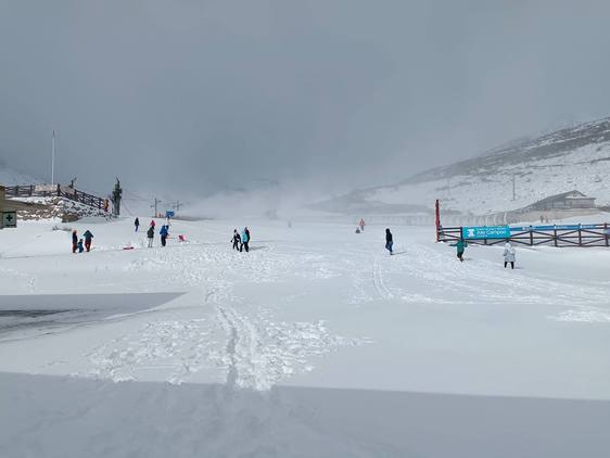 Los aficionados a la nieve aprovecharon ayer para visitar la estación de Alto Campoo, que aún está inoperativa.