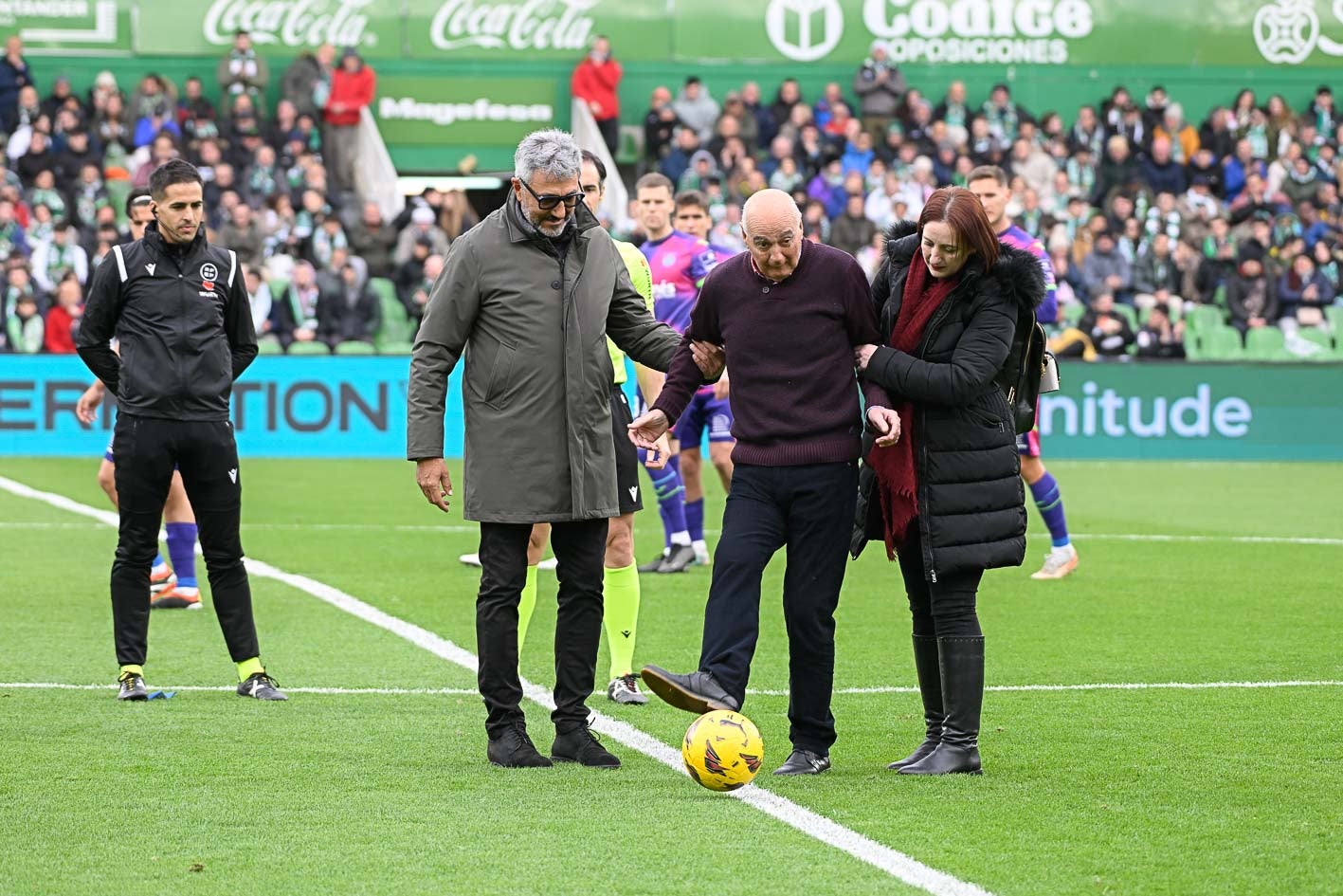 Pedro Corral, exportero del Racing, realiza el saque de honor.