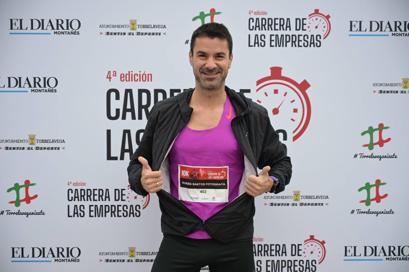 Rubén Santos con el dorsal de su estudio de fotografía.