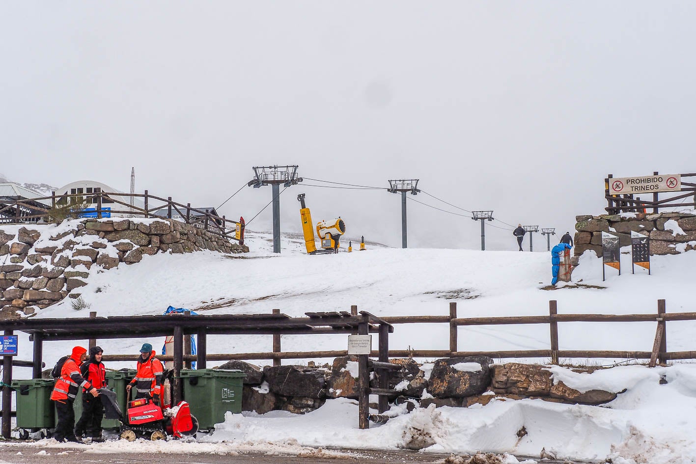 En las cotas más altas de la estación, como en el pico Tres Mares, cayeron hasta diez centímetros de nieve. Si lo que hay se mantiene y se cumple lo previsto para el inicio de semana, las máquinas podrán pisar las pistas para abrir la estación.